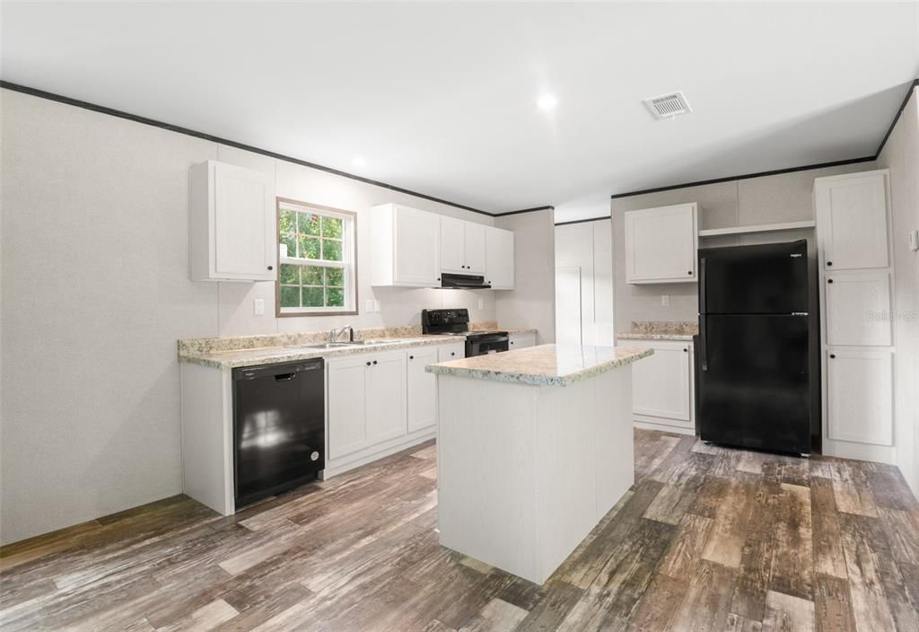 Под контрактом: $279,500 (3 спален, 2 ванн, 1493 Квадратных фут)