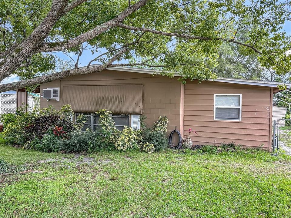 Active With Contract: $140,000 (2 beds, 1 baths, 741 Square Feet)