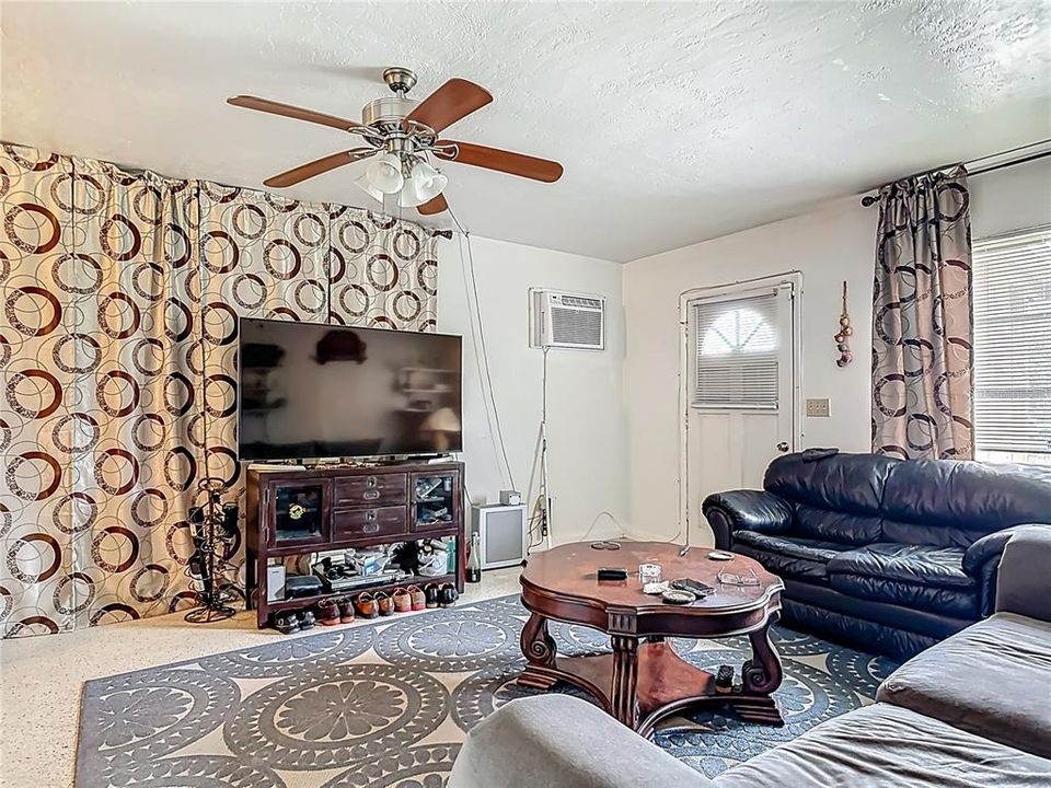 Active With Contract: $140,000 (2 beds, 1 baths, 741 Square Feet)