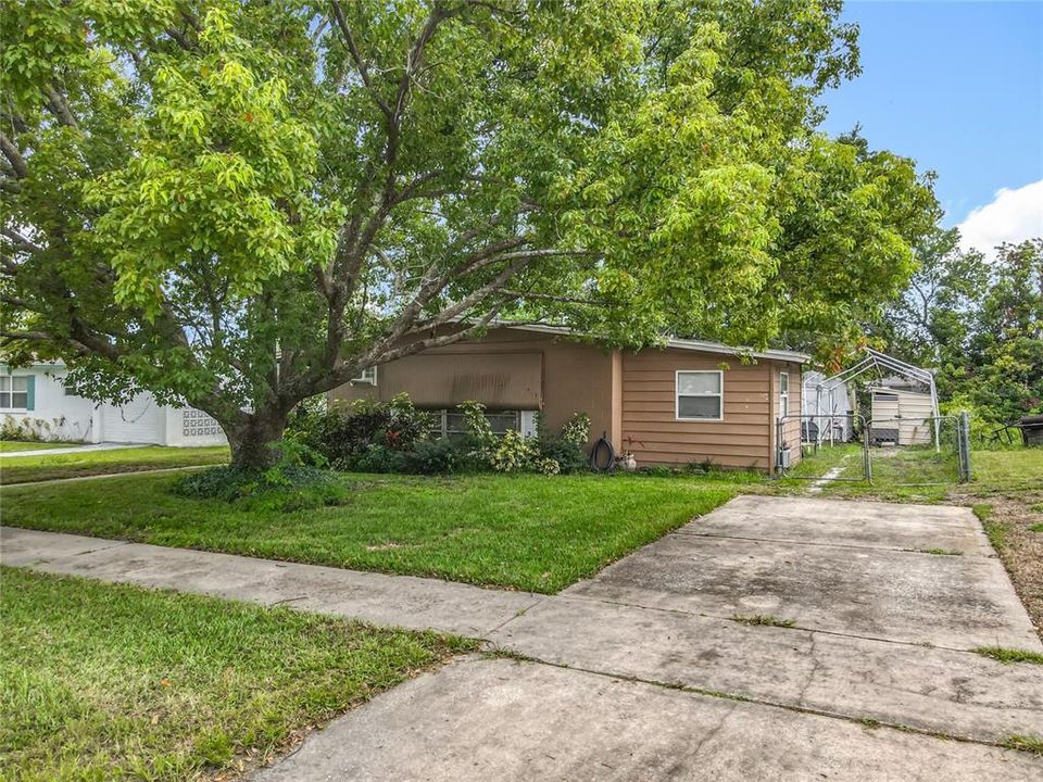 Active With Contract: $140,000 (2 beds, 1 baths, 741 Square Feet)