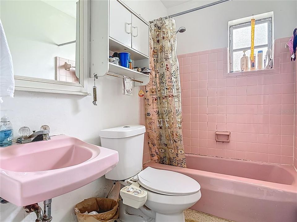 Active With Contract: $140,000 (2 beds, 1 baths, 741 Square Feet)