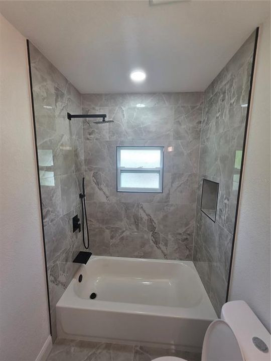 Под контрактом: $230,900 (3 спален, 2 ванн, 1018 Квадратных фут)