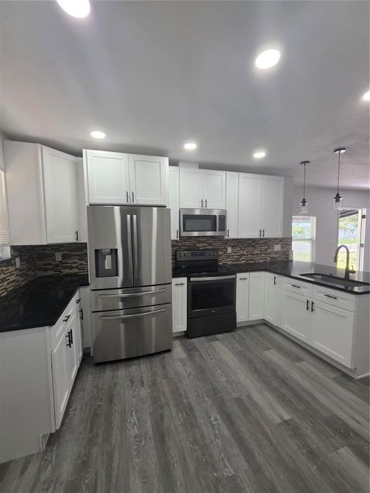 Под контрактом: $230,900 (3 спален, 2 ванн, 1018 Квадратных фут)