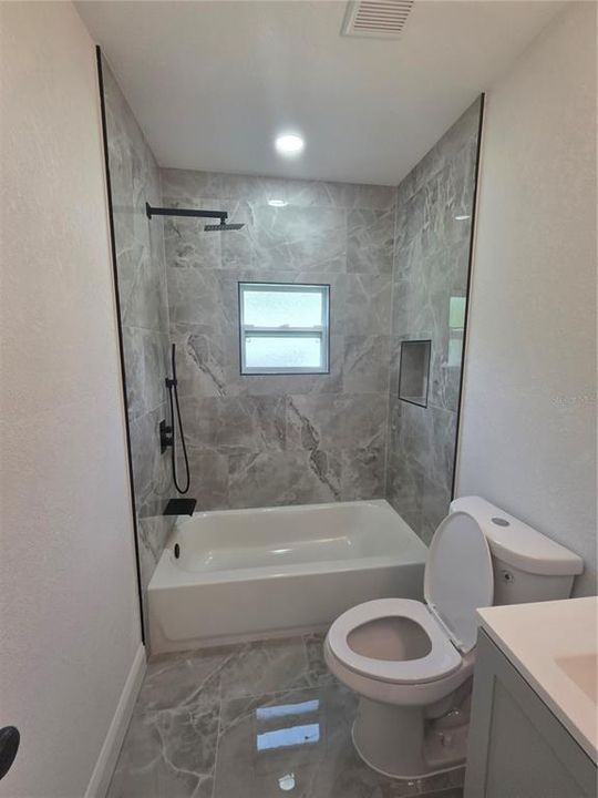 Под контрактом: $230,900 (3 спален, 2 ванн, 1018 Квадратных фут)