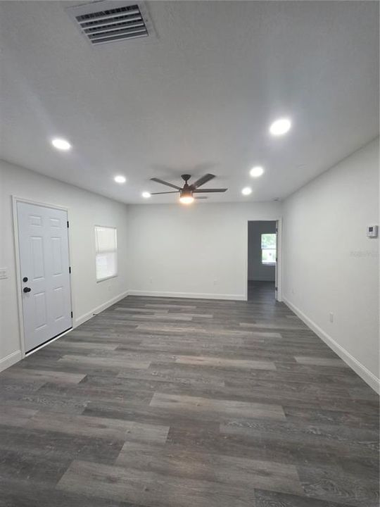 Под контрактом: $230,900 (3 спален, 2 ванн, 1018 Квадратных фут)