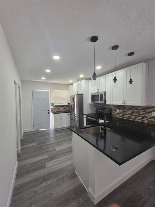 Под контрактом: $230,900 (3 спален, 2 ванн, 1018 Квадратных фут)