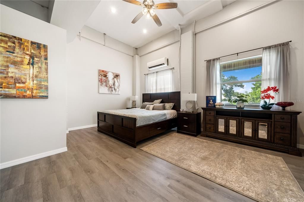 For Sale: $2,198,500 (5 beds, 3 baths, 4092 Square Feet)