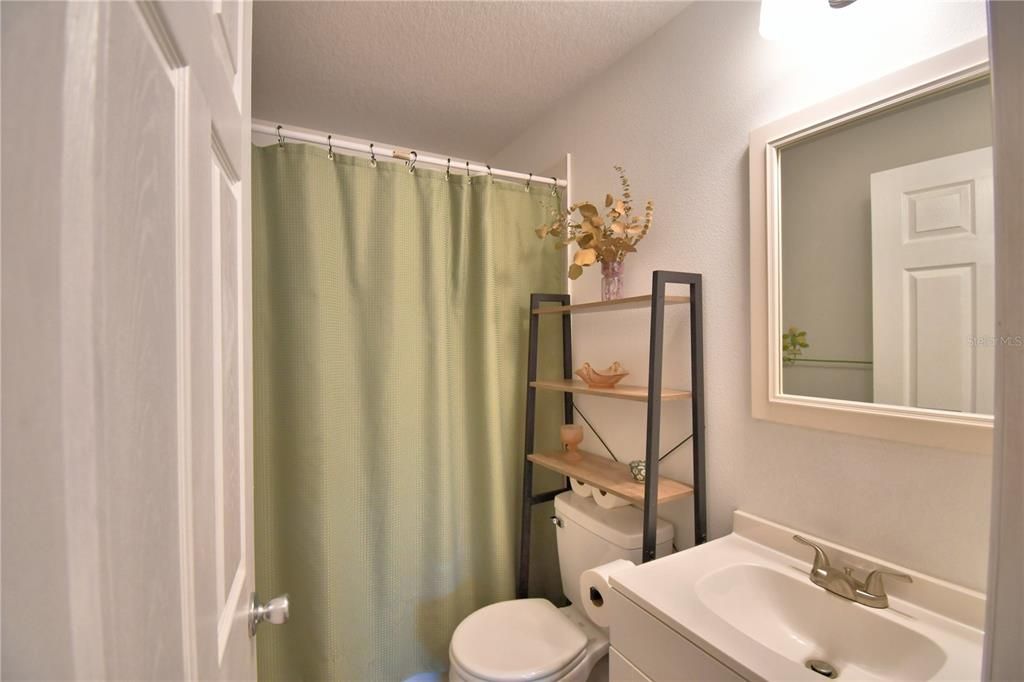 合同活跃: $228,000 (2 贝兹, 1 浴室, 1110 平方英尺)