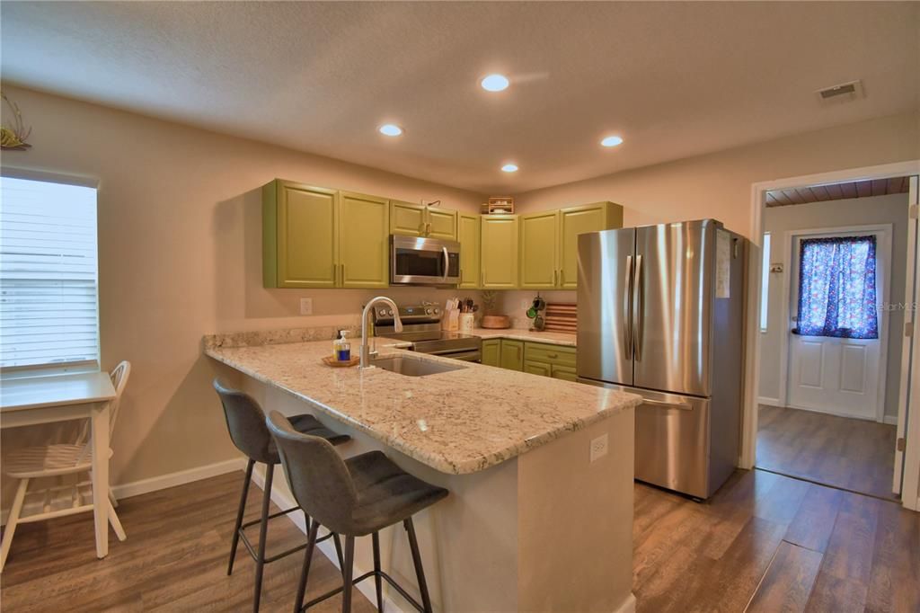 合同活跃: $228,000 (2 贝兹, 1 浴室, 1110 平方英尺)