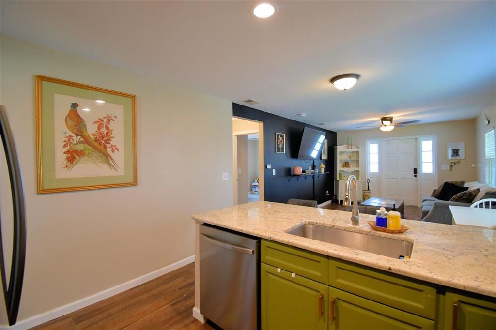 合同活跃: $228,000 (2 贝兹, 1 浴室, 1110 平方英尺)