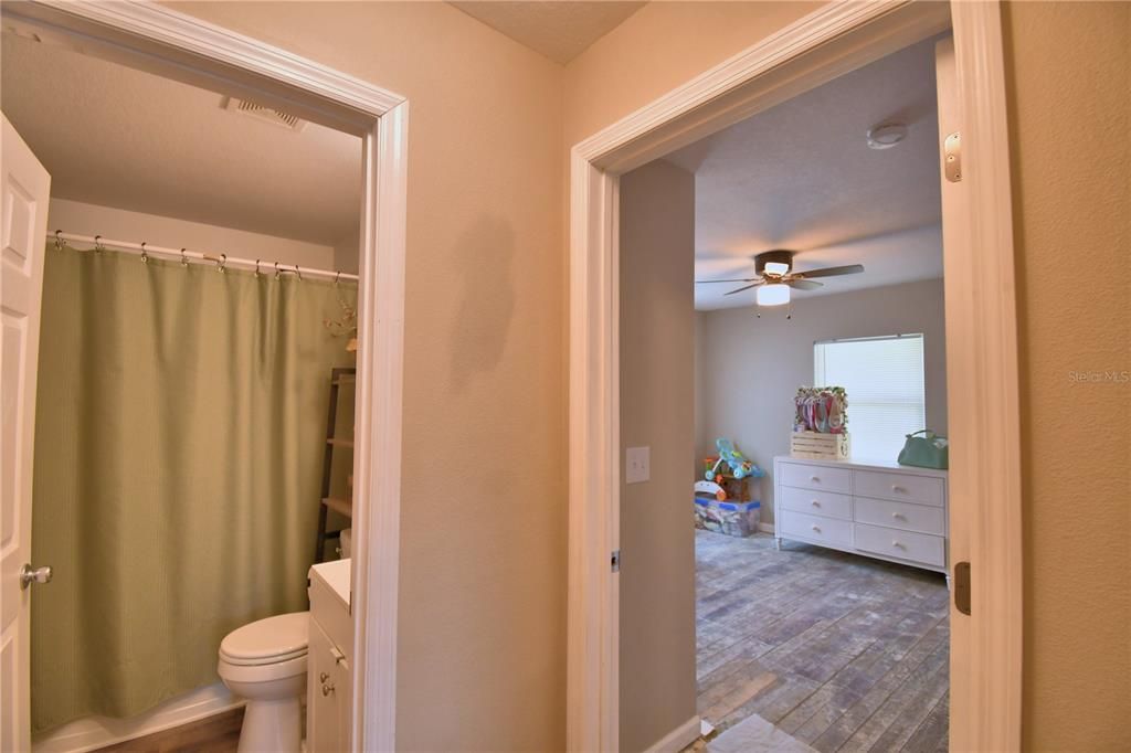 合同活跃: $228,000 (2 贝兹, 1 浴室, 1110 平方英尺)