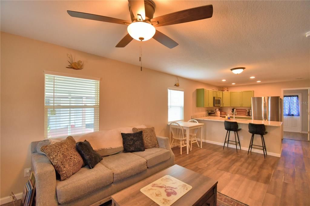 合同活跃: $228,000 (2 贝兹, 1 浴室, 1110 平方英尺)