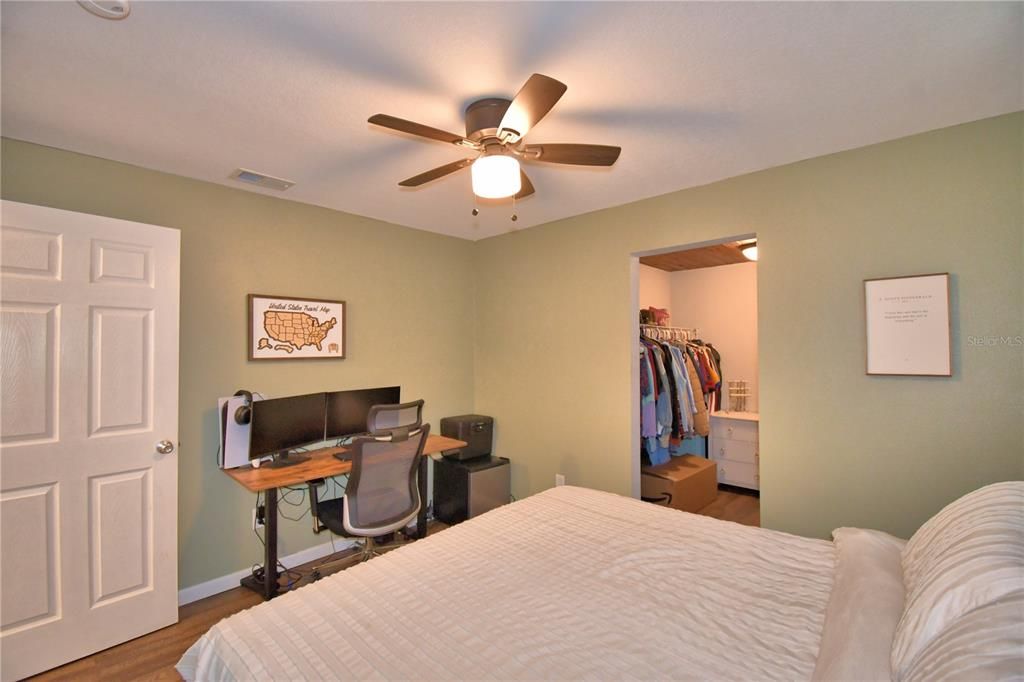 合同活跃: $228,000 (2 贝兹, 1 浴室, 1110 平方英尺)