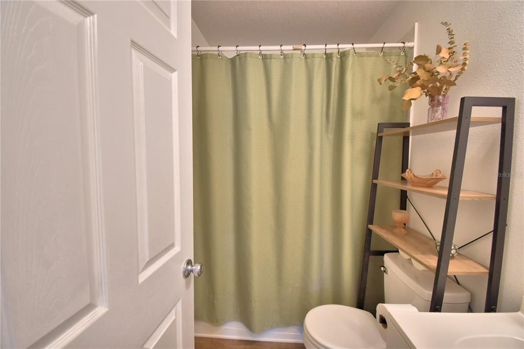 合同活跃: $228,000 (2 贝兹, 1 浴室, 1110 平方英尺)