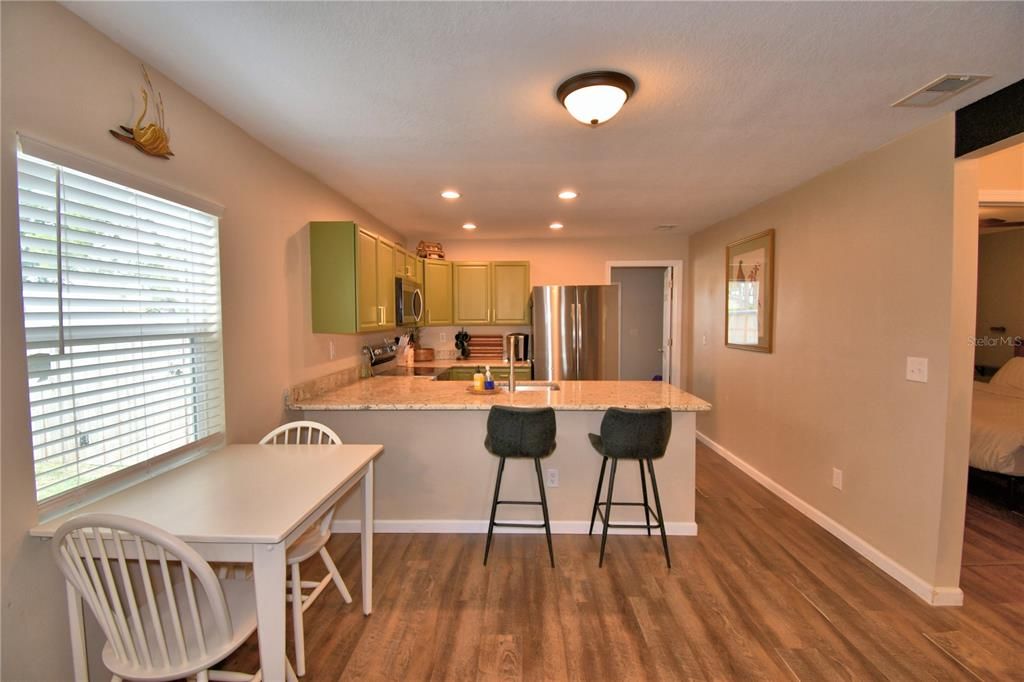 合同活跃: $228,000 (2 贝兹, 1 浴室, 1110 平方英尺)