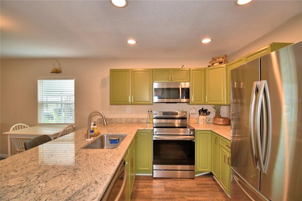 合同活跃: $228,000 (2 贝兹, 1 浴室, 1110 平方英尺)