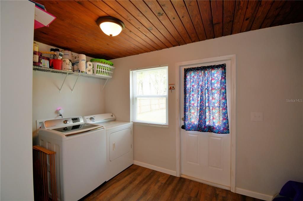 合同活跃: $228,000 (2 贝兹, 1 浴室, 1110 平方英尺)