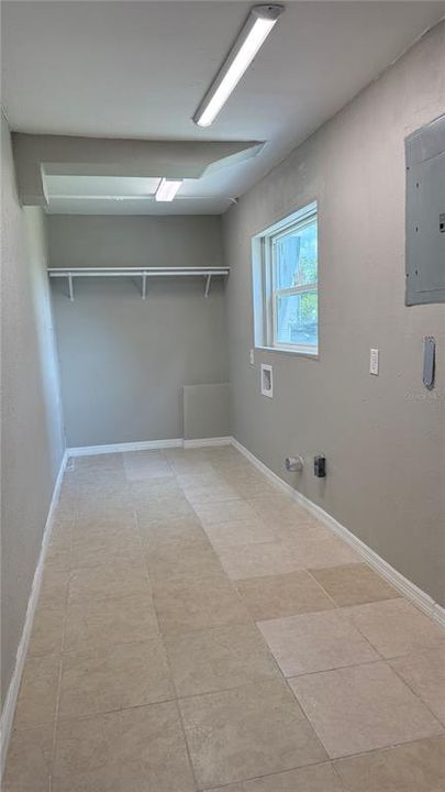 Active With Contract: $1,600 (3 beds, 2 baths, 1906 Square Feet)