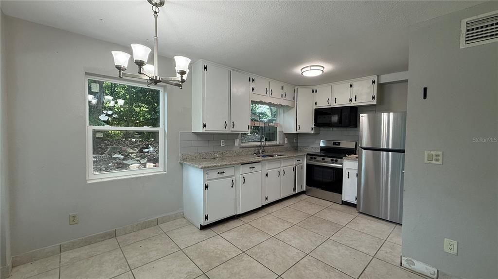 Active With Contract: $1,600 (3 beds, 2 baths, 1906 Square Feet)