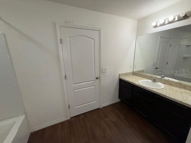 Под контрактом: $220,000 (3 спален, 2 ванн, 1331 Квадратных фут)