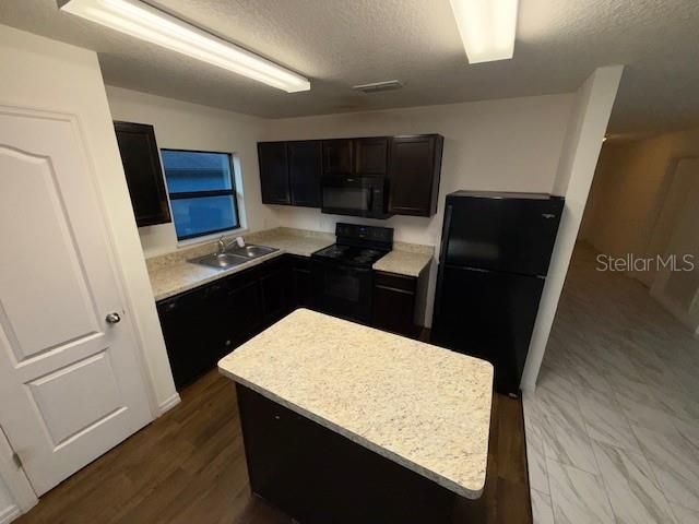 Под контрактом: $220,000 (3 спален, 2 ванн, 1331 Квадратных фут)