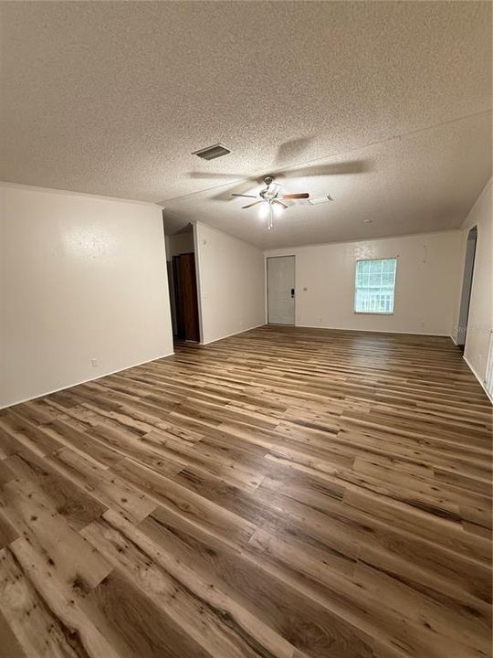 合同活跃: $185,000 (5 贝兹, 2 浴室, 1802 平方英尺)