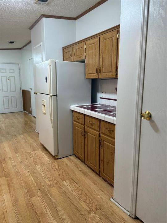 合同活跃: $185,000 (5 贝兹, 2 浴室, 1802 平方英尺)