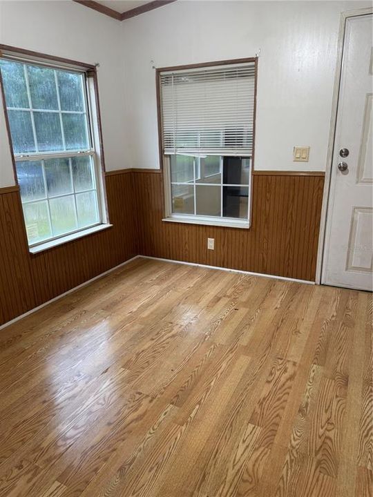 合同活跃: $185,000 (5 贝兹, 2 浴室, 1802 平方英尺)