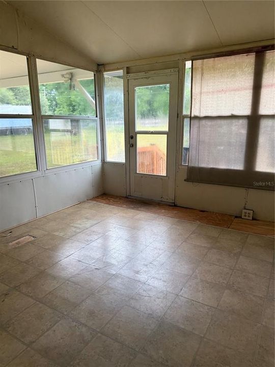 合同活跃: $185,000 (5 贝兹, 2 浴室, 1802 平方英尺)