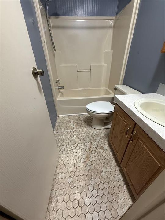 合同活跃: $185,000 (5 贝兹, 2 浴室, 1802 平方英尺)