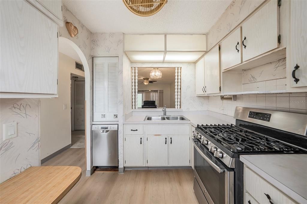 For Sale: $120,000 (2 beds, 2 baths, 886 Square Feet)