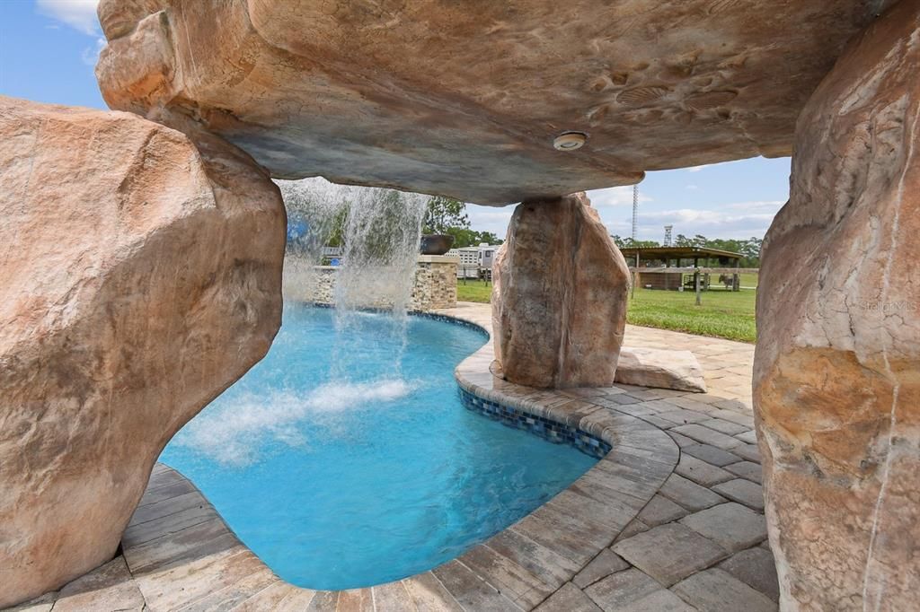 待售: $2,350,000 (6 贝兹, 4 浴室, 6032 平方英尺)