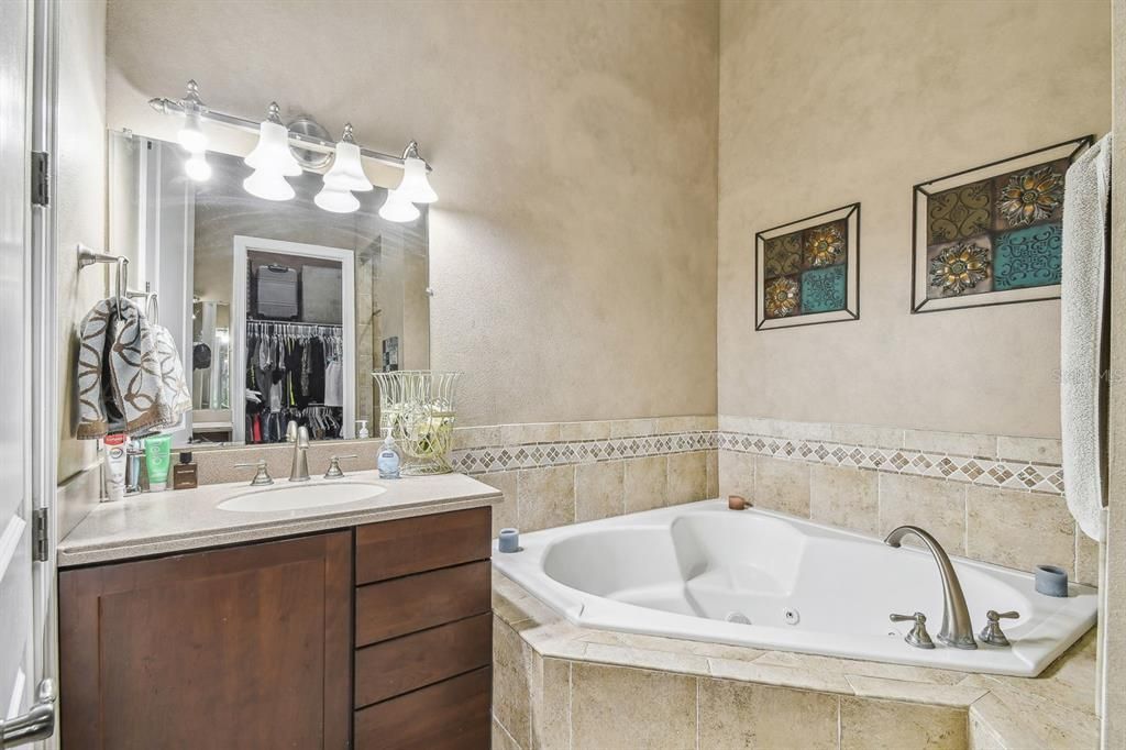 待售: $2,350,000 (6 贝兹, 4 浴室, 6032 平方英尺)