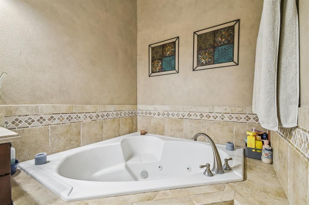 待售: $2,350,000 (6 贝兹, 4 浴室, 6032 平方英尺)