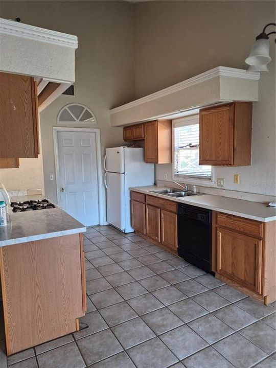 Под контрактом: $148,000 (2 спален, 2 ванн, 1130 Квадратных фут)