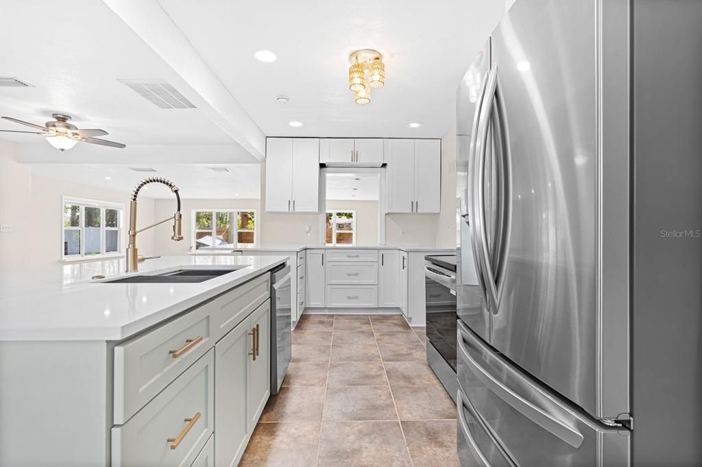 Под контрактом: $2,500 (2 спален, 2 ванн, 1796 Квадратных фут)