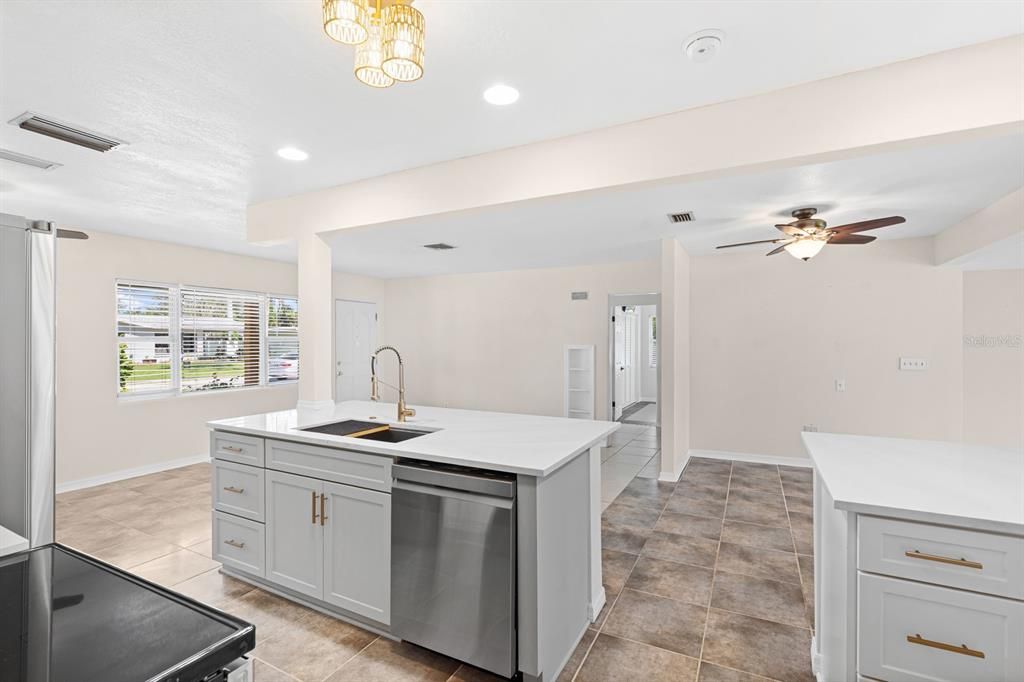 Под контрактом: $2,500 (2 спален, 2 ванн, 1796 Квадратных фут)