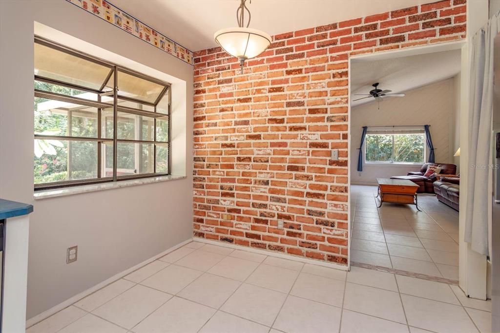 Под контрактом: $387,000 (3 спален, 3 ванн, 1593 Квадратных фут)