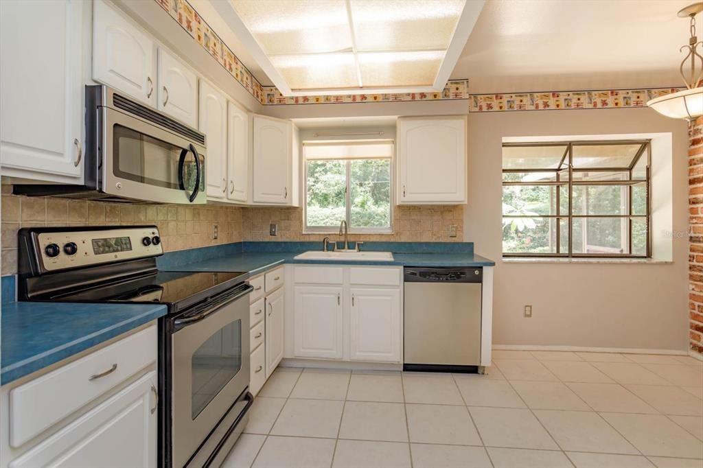 Под контрактом: $387,000 (3 спален, 3 ванн, 1593 Квадратных фут)