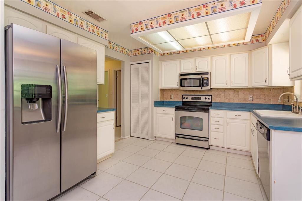 Под контрактом: $387,000 (3 спален, 3 ванн, 1593 Квадратных фут)