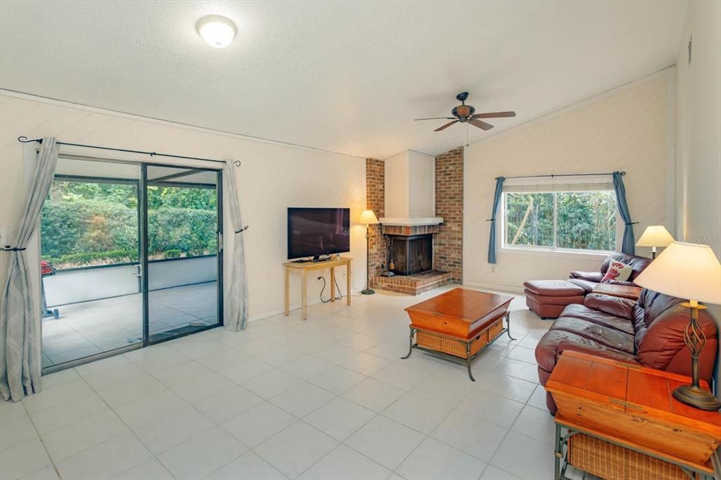 Под контрактом: $387,000 (3 спален, 3 ванн, 1593 Квадратных фут)