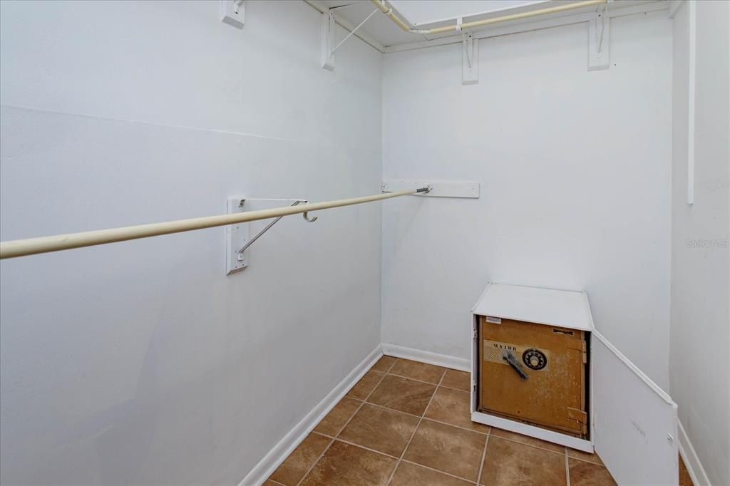 Под контрактом: $387,000 (3 спален, 3 ванн, 1593 Квадратных фут)