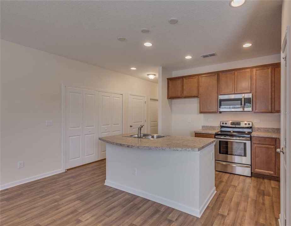 Active With Contract: $559,370 (4 beds, 2 baths, 1884 Square Feet)