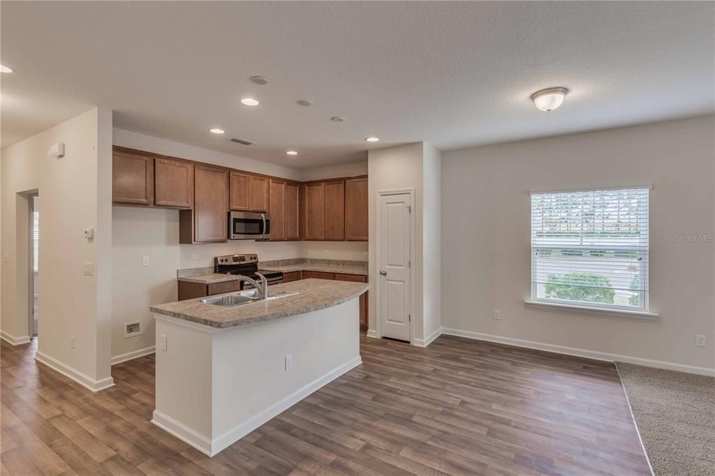 Active With Contract: $559,370 (4 beds, 2 baths, 1884 Square Feet)