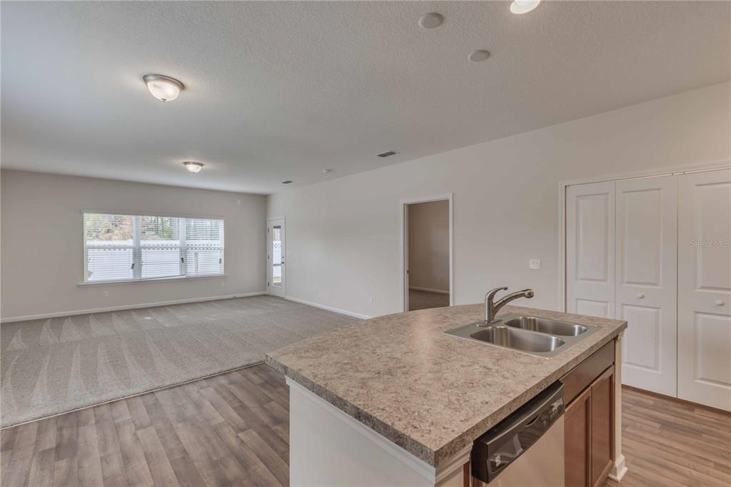 Active With Contract: $559,370 (4 beds, 2 baths, 1884 Square Feet)