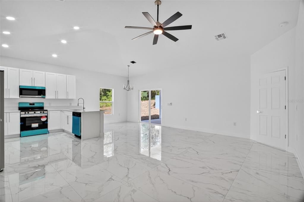 出租: $2,000 (4 贝兹, 2 浴室, 1562.9 平方英尺)