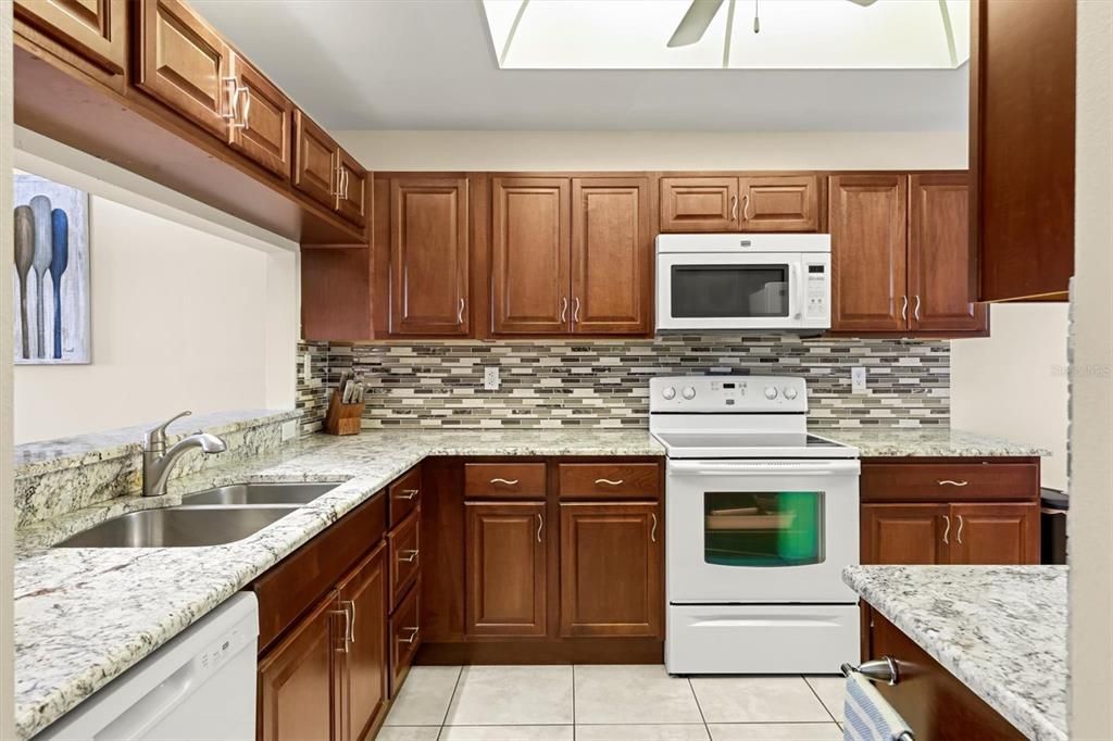 На продажу: $300,000 (2 спален, 2 ванн, 1238 Квадратных фут)