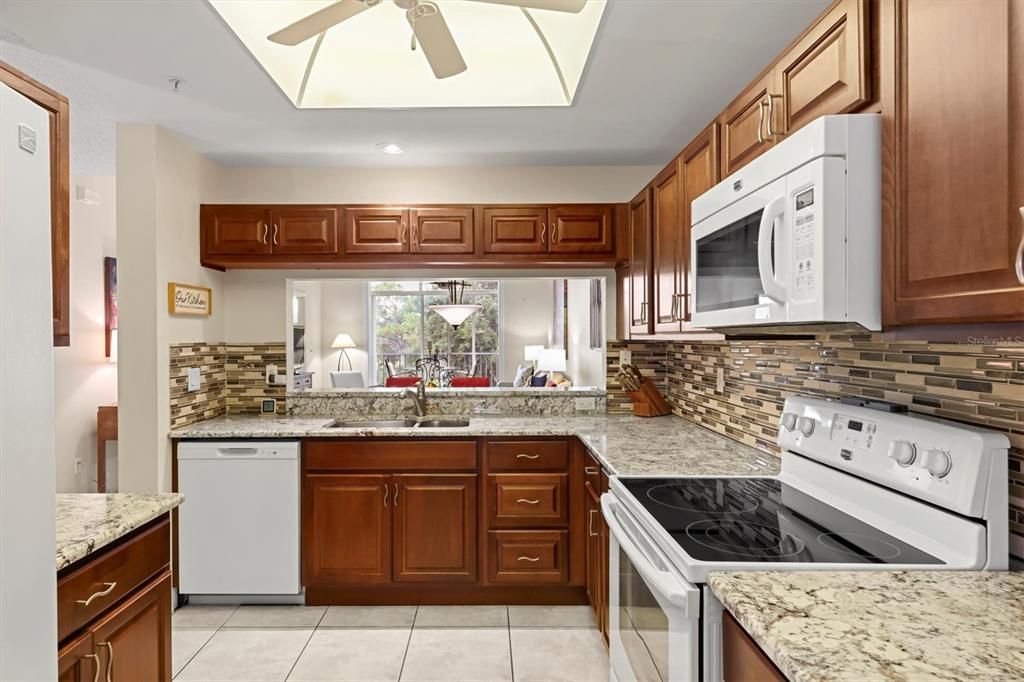 На продажу: $300,000 (2 спален, 2 ванн, 1238 Квадратных фут)