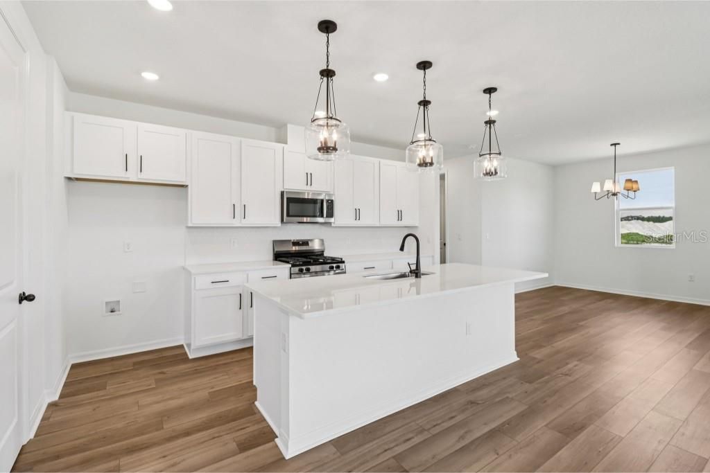 合同活跃: $474,990 (3 贝兹, 2 浴室, 2226 平方英尺)