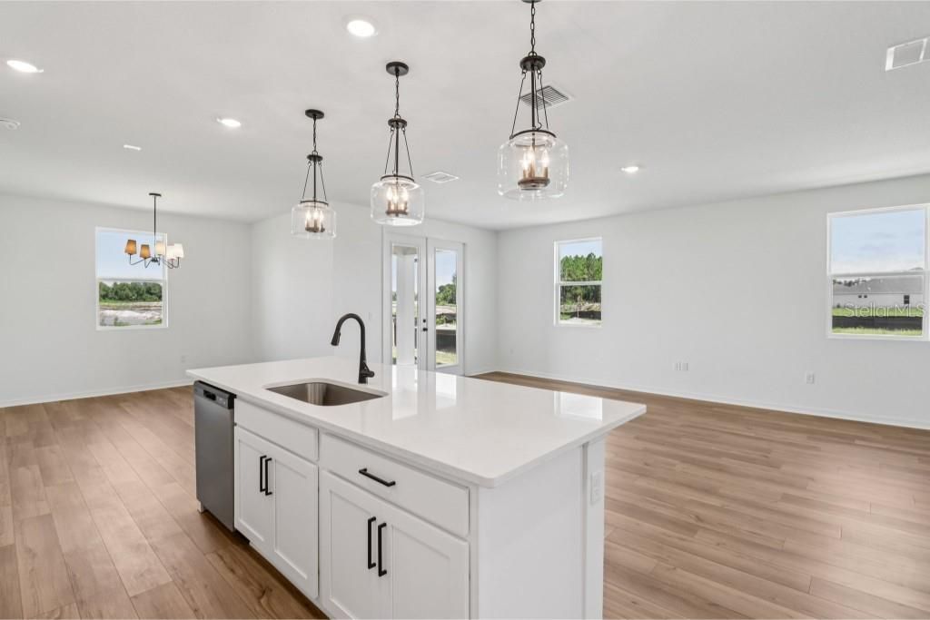 合同活跃: $474,990 (3 贝兹, 2 浴室, 2226 平方英尺)